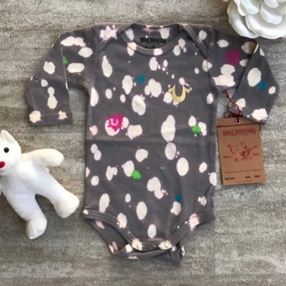 NWT True Religion Splatter Paint Onsie in seal gray long sleeve snap bot…